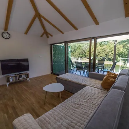 Dom Drina Zatvoreni Bazen * 바이나 바슈타