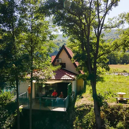 Dom Drina Zatvoreni Bazen 바이나 바슈타